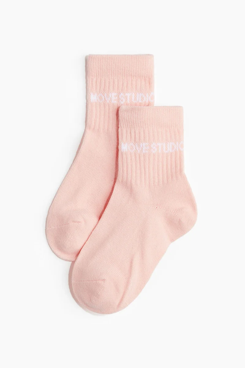 اتش اند ام جوارب رياضية من نسيج دراي موف - عبوة من 5 أزواج